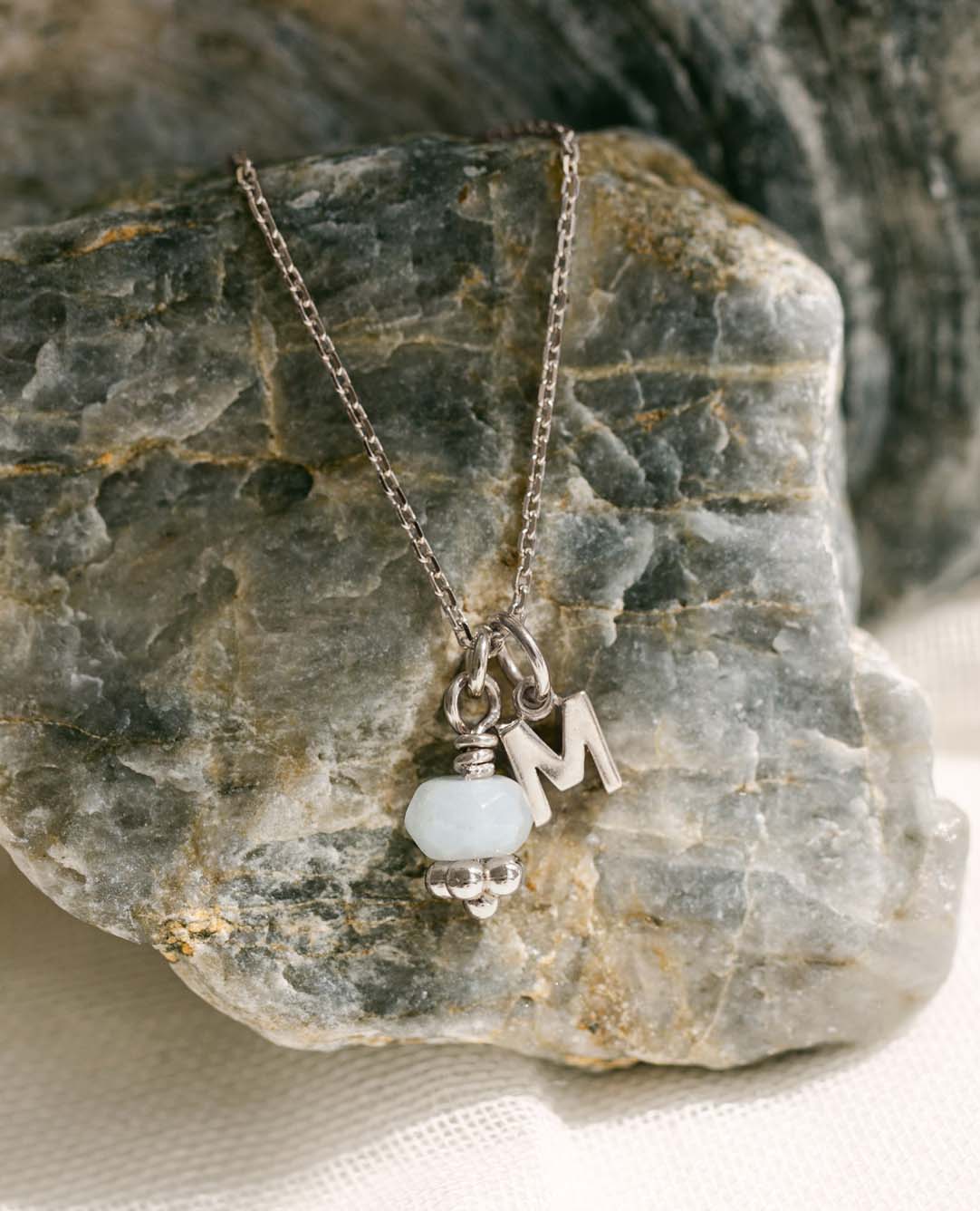 Collier <i>Aigue-marine</i> et initiale argent mas